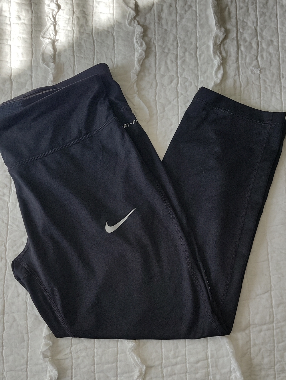 Nike Active Dri-FIT Capri Leggings  Black L EUC Reflective Spots  Compression